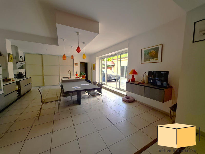 Maison traditionnelle - 377 m² - 7 pièces