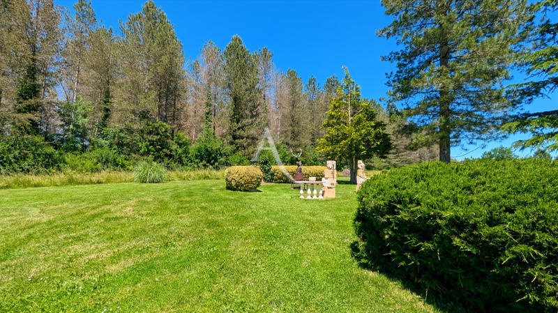 Maison - 263 m² - 12 pièces