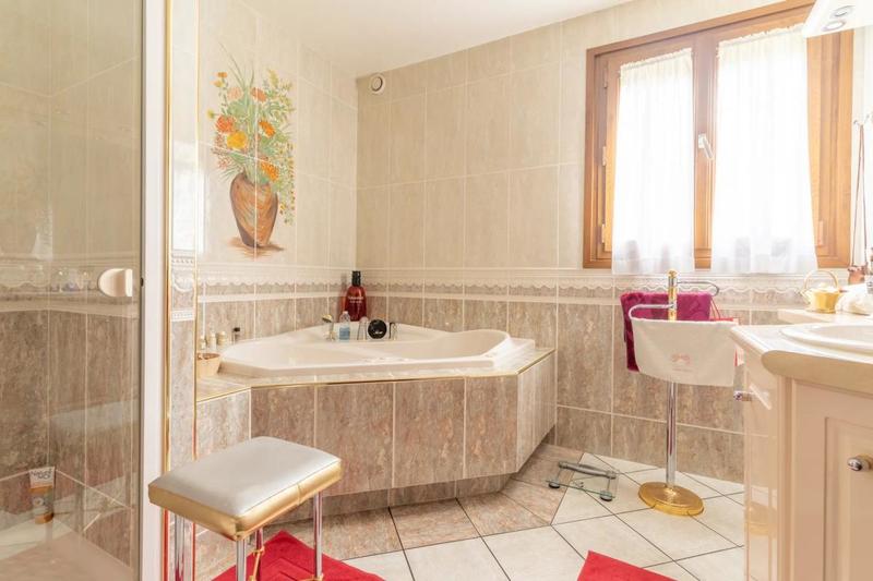 Maison - 220 m² - 8 pièces