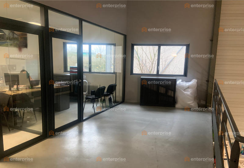 Local d'activité / Entrepôt - 897 m²