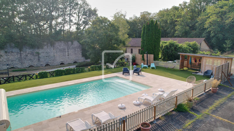 Propriété - 800 m² - 30 pièces