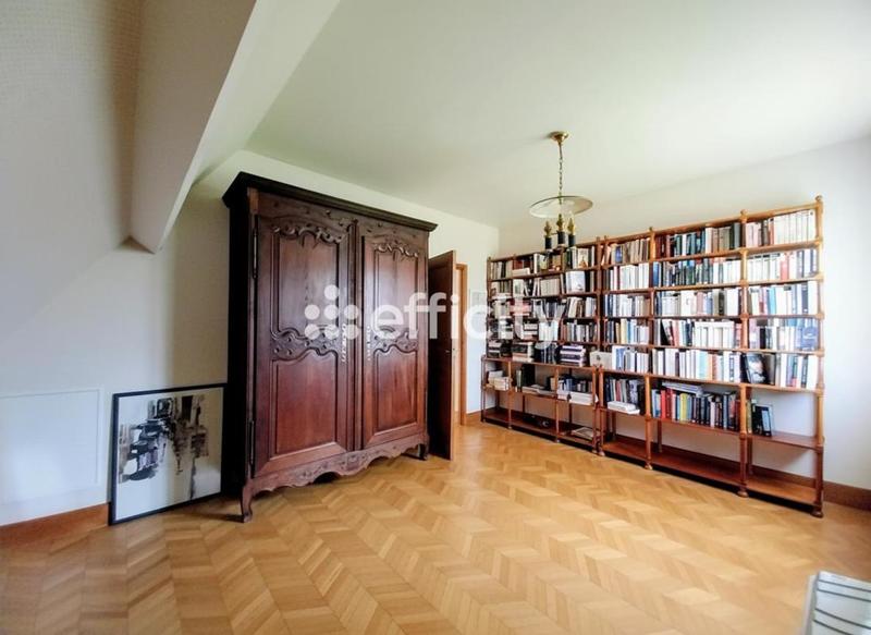 Maison - 210 m² - 7 pièces