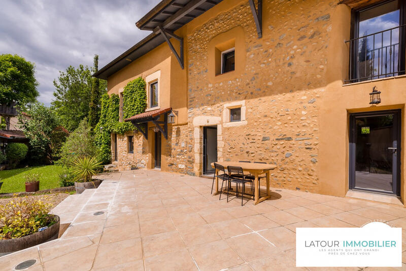 Maison - 220 m² - 10 pièces