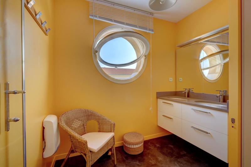 Maison - 240 m² - 8 pièces