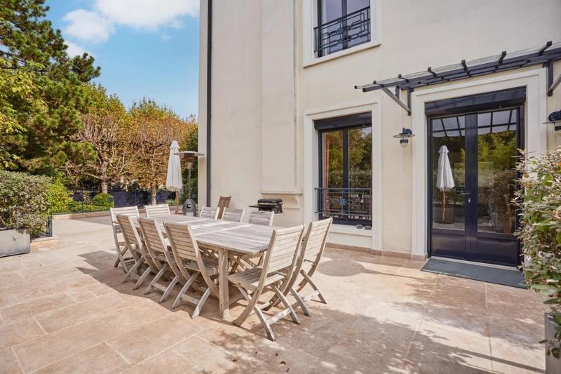 Maison - 400 m² - 10 pièces