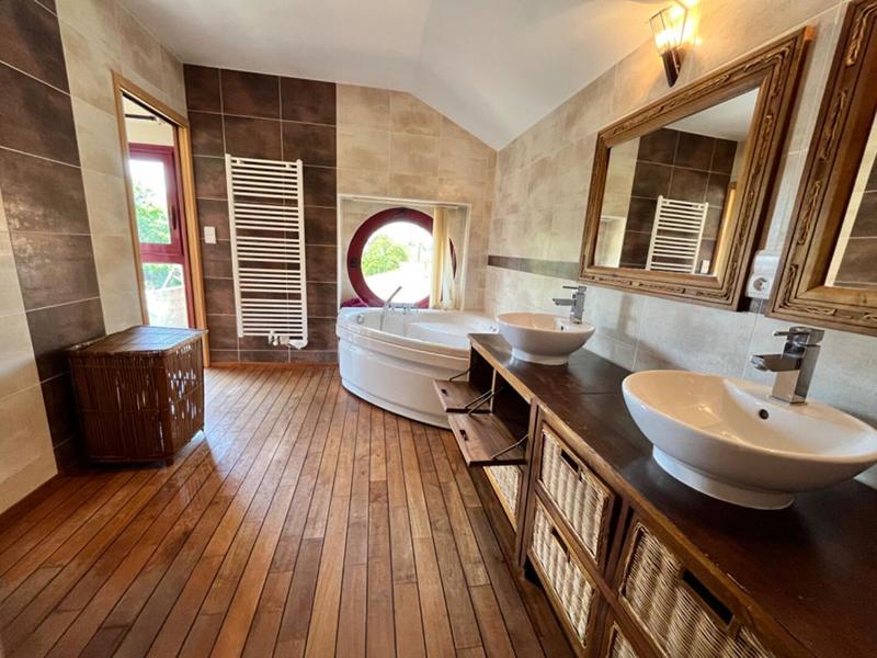 Maison - 240 m² - 4 pièces