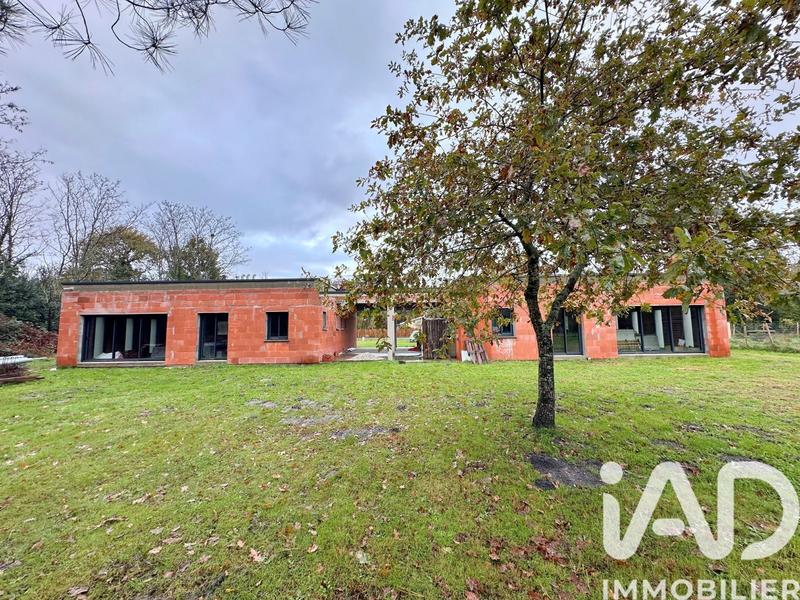 Maison - 250 m² - 8 pièces