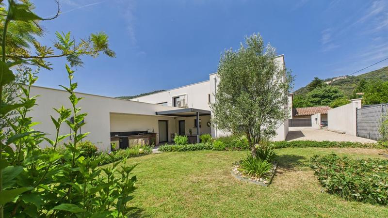 Maison - 232 m² - 7 pièces