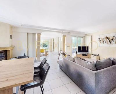 Maison - 240 m² - 6 pièces