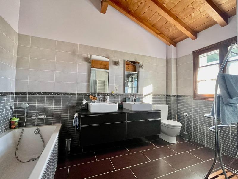 Maison - 240 m² - 9 pièces