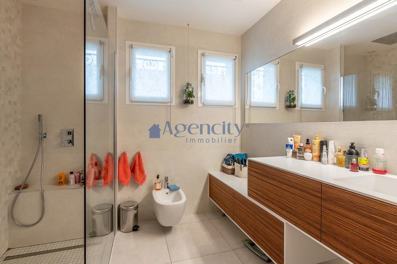 Maison - 214 m² - 7 pièces