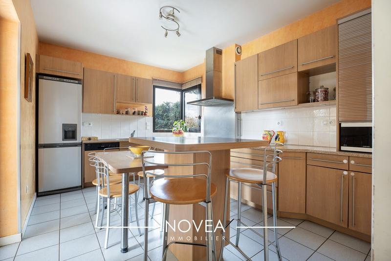 Maison - 242 m² - 10 pièces