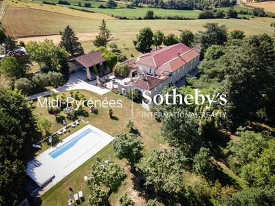 Propriété - 661 m² - 16 pièces