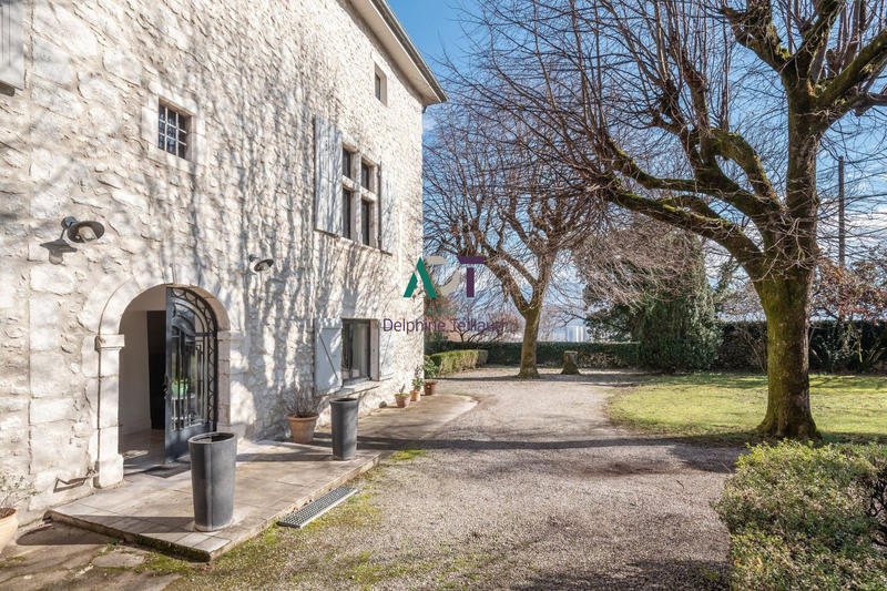 Maison - 465 m² - 9 pièces