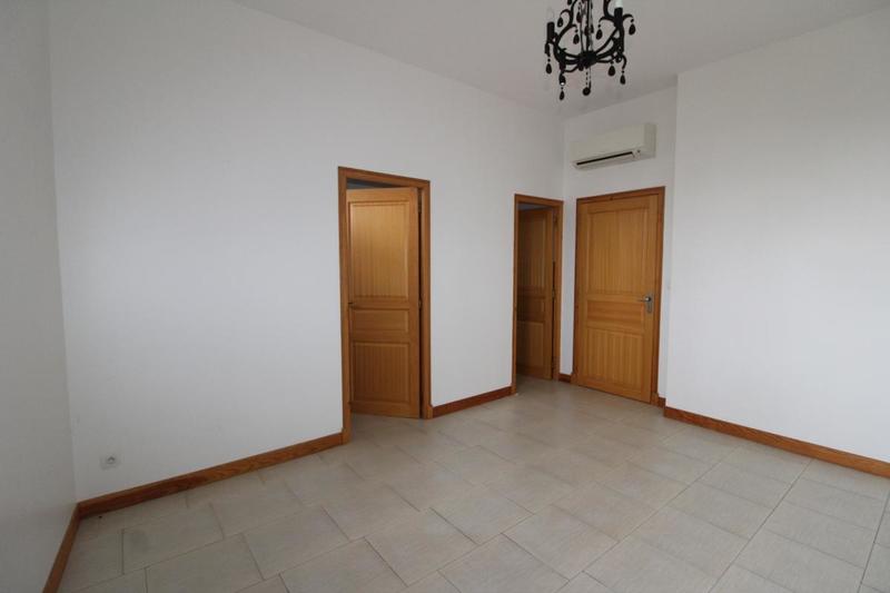 Propriété - 304 m² - 9 pièces