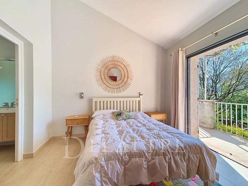 Maison - 222 m² - 8 pièces