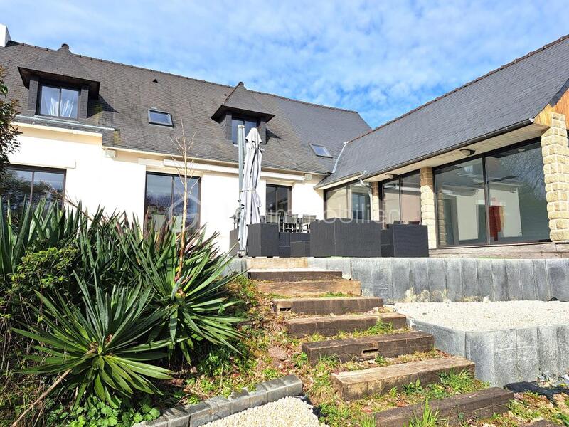 Demeure - 249 m² - 9 pièces