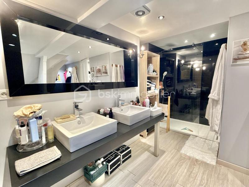 Demeure - 200 m² - 6 pièces