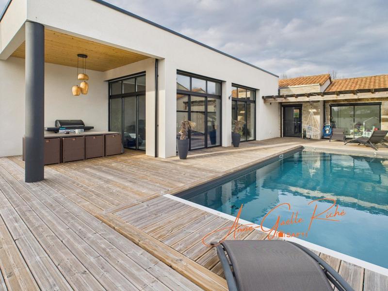 Maison - 210 m² - 6 pièces