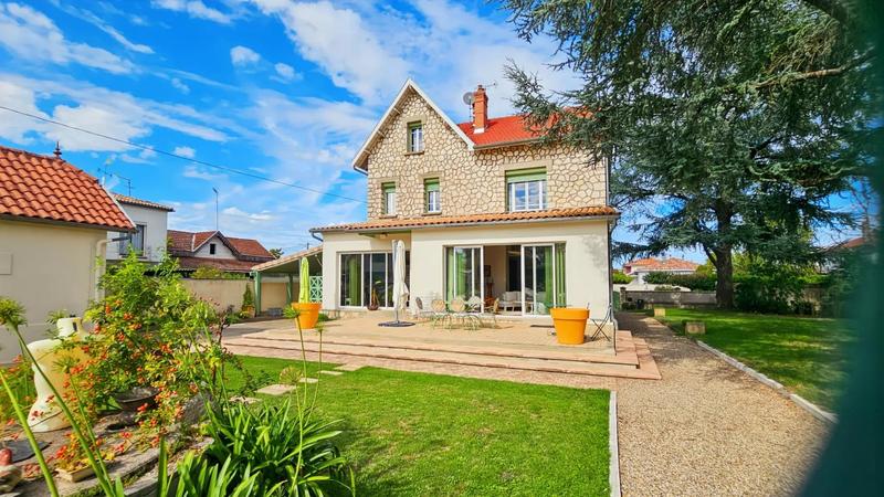 Maison - 260 m² - 12 pièces