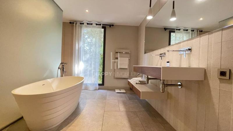 Maison - 222 m² - 7 pièces