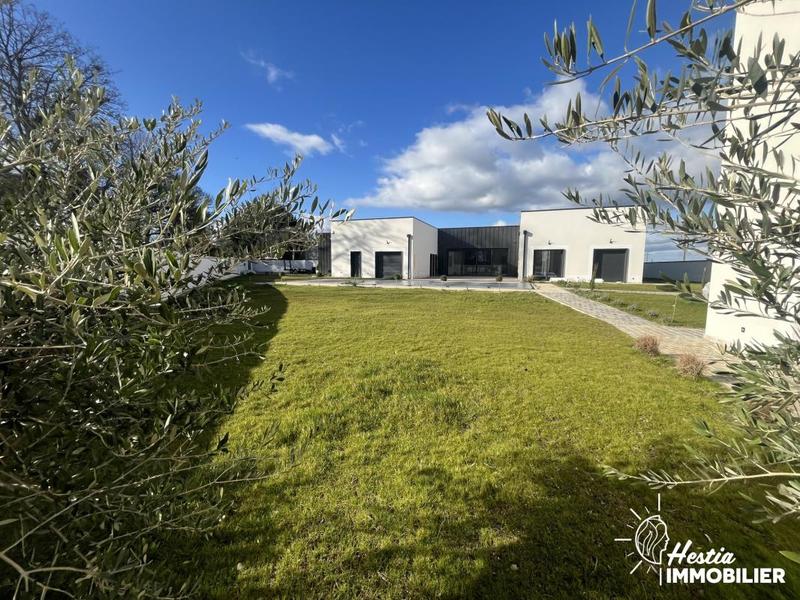 Propriété - 242 m² - 6 pièces