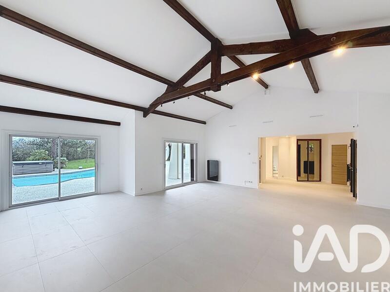 Maison - 248 m² - 10 pièces