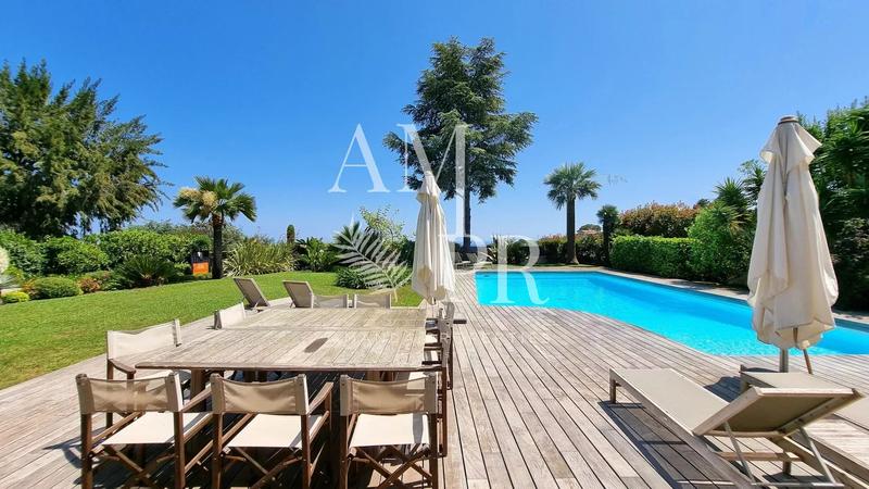 Villa - 253 m² - 6 pièces