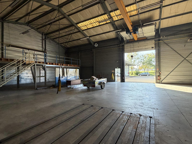 Local artisanal - 930 m² - 2 pièces