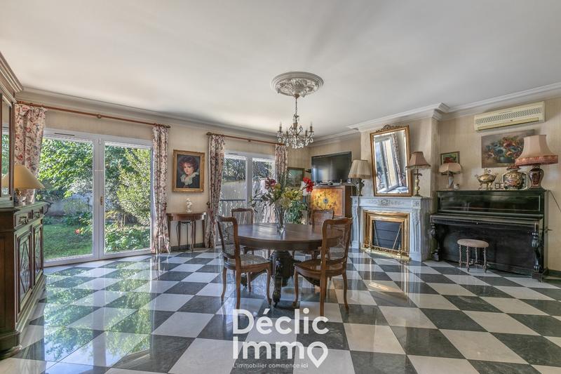 Maison - 370 m² - 9 pièces