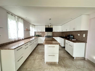 Maison - 240 m² - 7 pièces