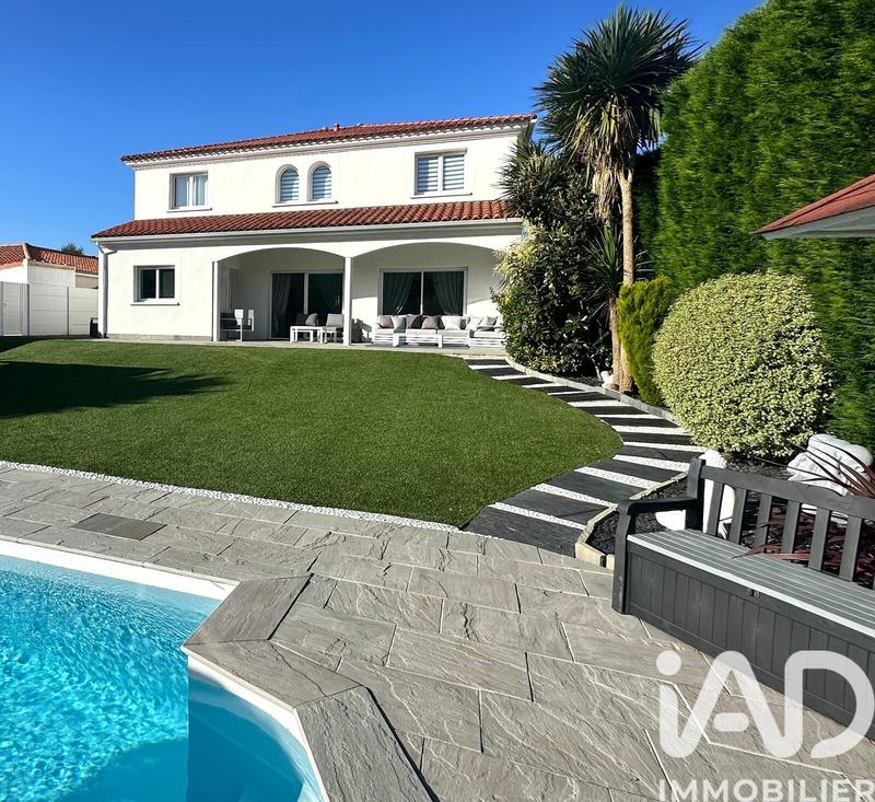 Maison - 328 m² - 6 pièces