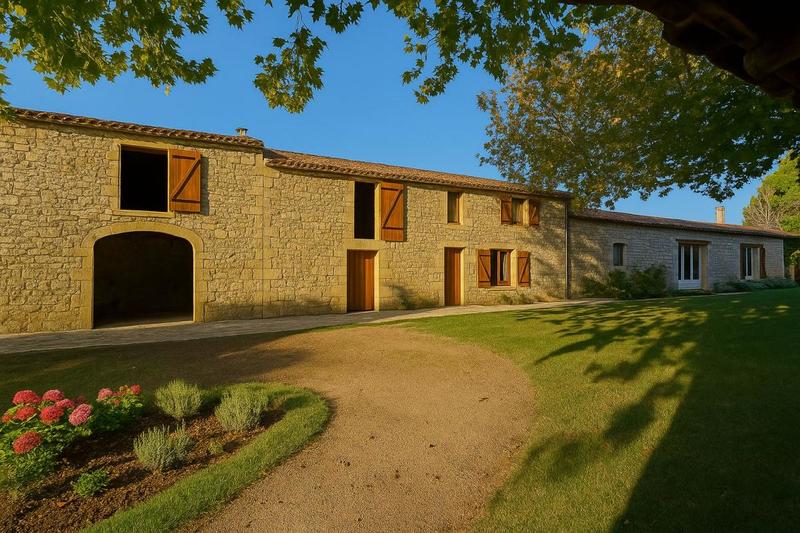 Mas - 272 m² - 8 pièces