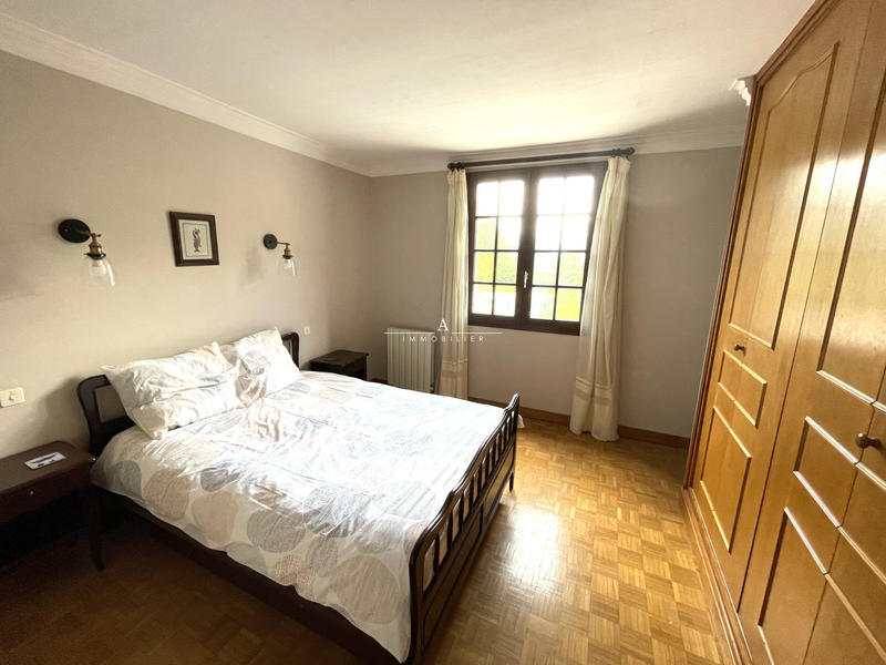 Maison - 270 m² - 11 pièces