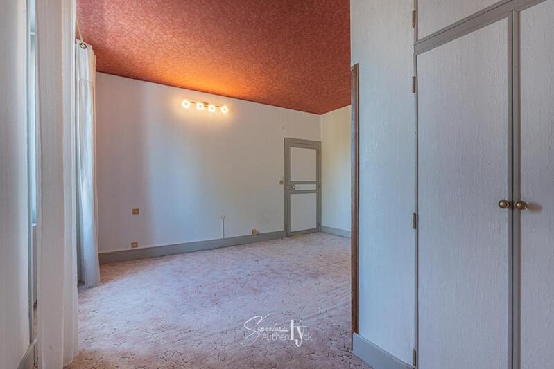 Maison - 244 m² - 11 pièces