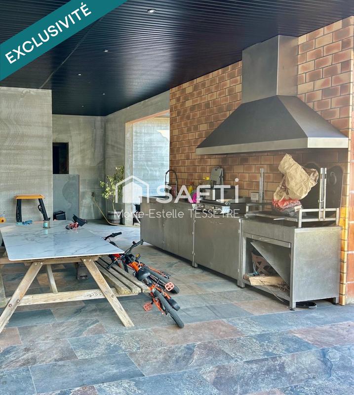 Maison - 230 m² - 6 pièces