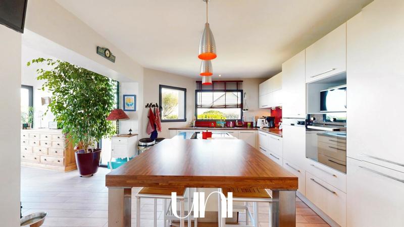 Maison - 237 m² - 7 pièces