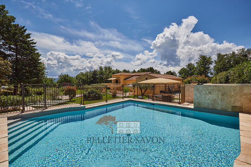 Maison - 220 m² - 7 pièces