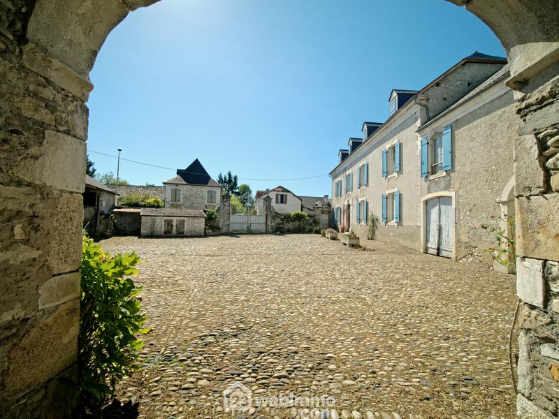 Maison - 360 m² - 12 pièces