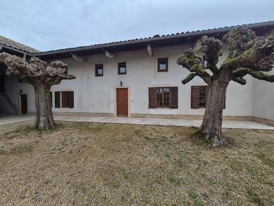 Maison - 445 m² - 14 pièces