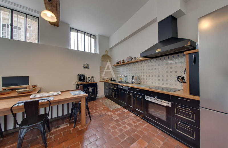 Maison - 280 m² - 12 pièces