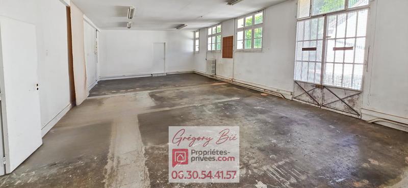 Maison - 1 000 m² - 40 pièces