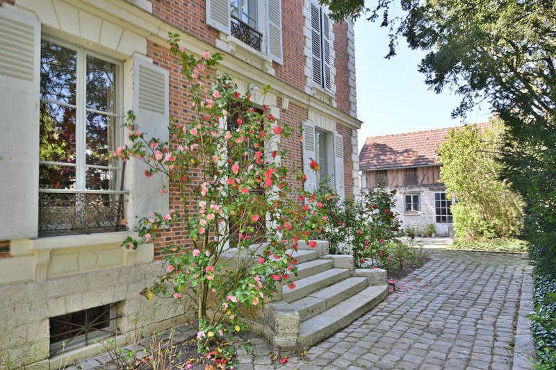 Propriété - 270 m² - 11 pièces