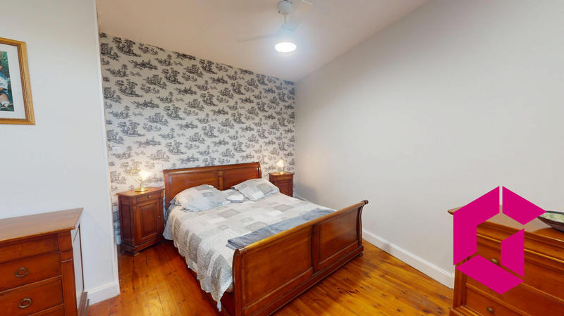 Maison - 337 m² - 9 pièces