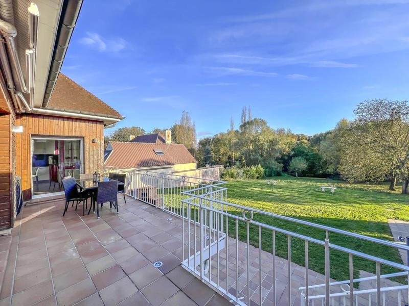 Maison traditionnelle - 363 m² - 10 pièces