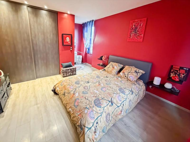 Maison - 240 m² - 8 pièces