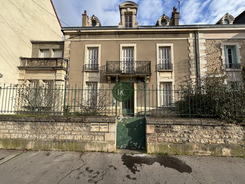 Maison - 315 m² - 10 pièces