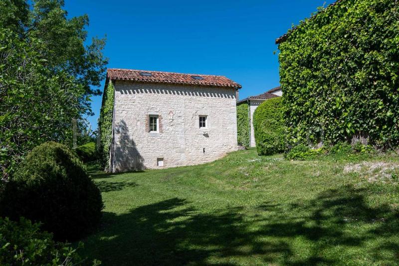 Propriété - 714 m² - 12 pièces