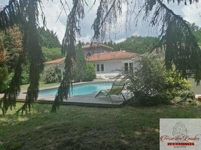 Maison - 180 m² - 8 pièces