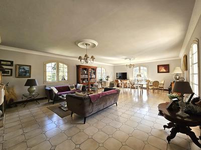 Propriété - 228 m² - 9 pièces